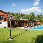 Schaefer S Vyhrivanym Bazenem Se Slanou Vodou A Saunou Chalet