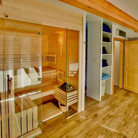 Schaefer S Vyhrivanym Bazenem Se Slanou Vodou A Saunou