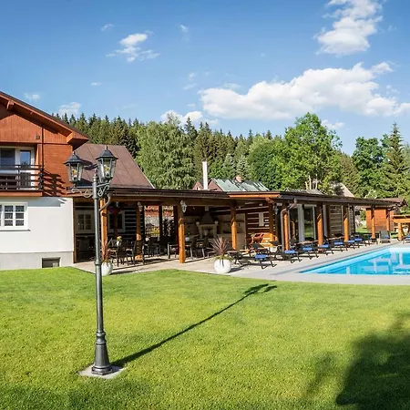 Schaefer S Vyhrivanym Bazenem Se Slanou Vodou A Saunou Dağ evi